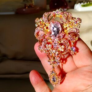 Magnificent pink rhinestone sparkly gold tone Brooch/ pendent.